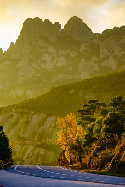 Asfalto Strada Tortuosa Attraverso Montagne Montserrat Paesaggio Roccioso Catalogna Spagna — Foto Stock