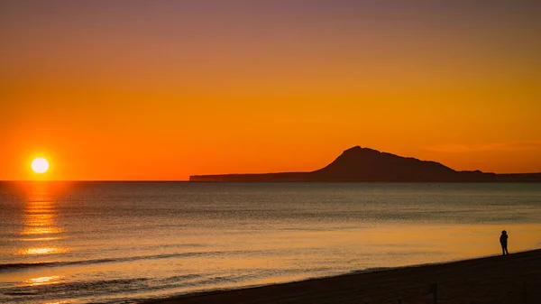 Silhouette Personne Sur Plage Regardant Horizon Profiter Lever Soleil Plage — Photo