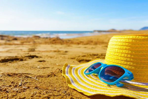 Verano Vacaciones Descansando Playa Gafas Sol Azules Sombrero Paja Amarilla —  Fotos de Stock