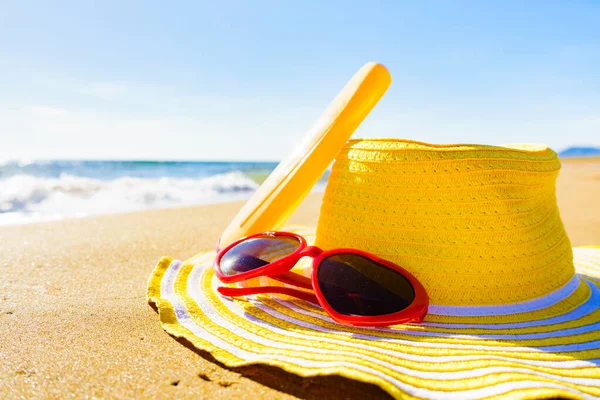 海滨防晒配件 沙滩上的红色太阳镜 黄色草帽和防晒霜瓶 夏季和假日 — 图库照片