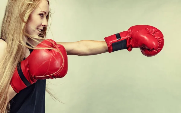 Bloned Boxeador Chica Pelo Largo Grandes Guantes Rojos Divertidos Jugando — Foto de Stock