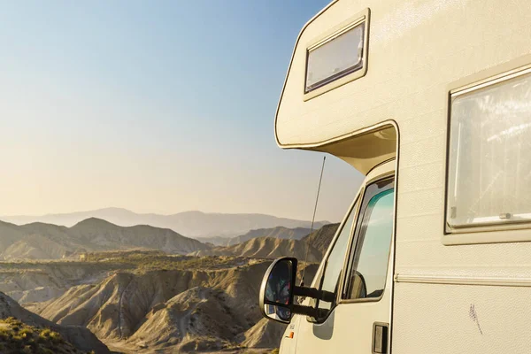 大篷车在山上的大自然上露营 西班牙安达卢西亚阿尔梅利亚省Tabernas沙漠 在流动家庭中旅行 — 图库照片