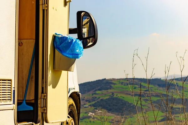 Kamper Pojazd Rekreacyjny Zewnątrz Kosz Śmieci Plastikową Torbą Środku Kemping — Zdjęcie stockowe