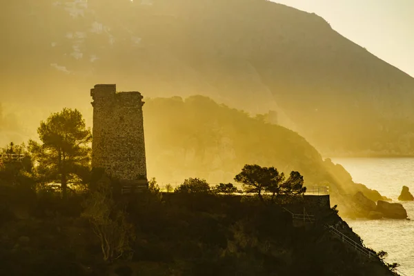 海岸景观与了望塔 Torre Del Pino Pine Tower Cliffs Maro Cerro Gordo — 图库照片