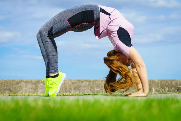 Super Fitte Attraktive Junge Frau Modischem Outfit Die Bei Sonnigem — Stockfoto