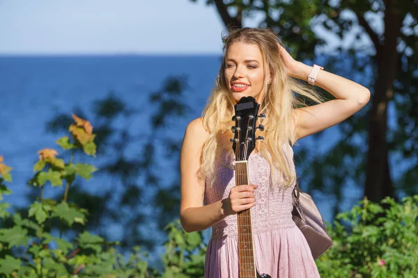 Hippie Zoek Jonge Volwassen Vrouw Dragen Zigeuner Outfit Met Akoestische — Stockfoto