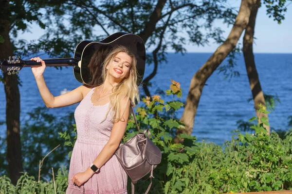 Hippie Looking Young Adult Woman Wearing Gypsy Outfit Having Acoustic — Stock Photo, Image