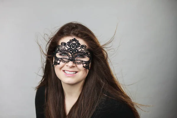 Lycklig Ganska Mystiska Kvinna Bär Svart Eye Spets Mask Med — Stockfoto