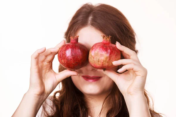 喜びの若い女性のザクロの果物で遊んで 健康的な食事 がん予防 免疫支援の概念 — ストック写真