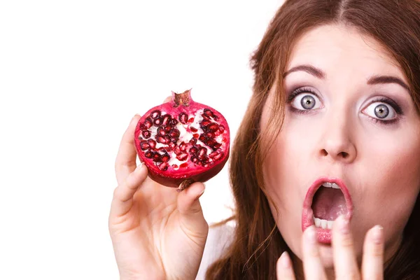 Mulher Menina Morena Alegre Segurando Frutas Romã Nas Mãos Isolado — Fotografia de Stock