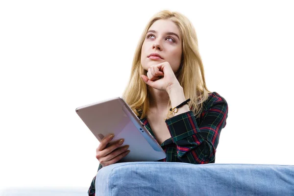 Jonge Tiener Vrouw Met Behulp Van Tablet Tijdens Het Zitten — Stockfoto