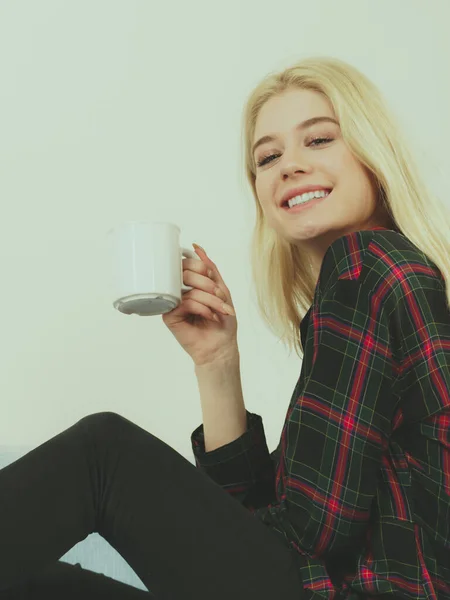 Csinos Hipster Fiatal Felnőtt Tinédzser Kanapén Élvezi Szabadidejét Iszik Kávét — Stock Fotó