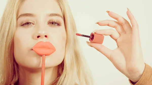 Junge Erwachsene Frau Die Lippenstift Oder Lipgloss Aufträgt Und Sich — Stockfoto