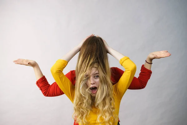 Mujer Jugando Con Amiga Pelo Largo Color Ombre Diferentes Colores —  Fotos de Stock