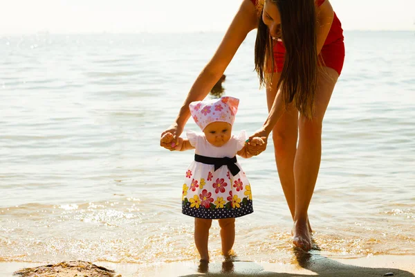 Koncepcja Letniego Wypoczynku Rodzinnego Matka Gospodarstwa Zabawy Małym Dzieckiem Plaży — Zdjęcie stockowe