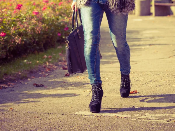 Moda Otoñal Las Mujeres Chica Moda Con Ropa Moda Caminando —  Fotos de Stock