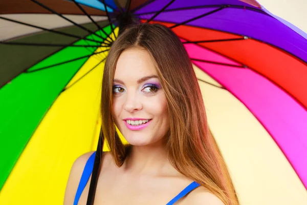 Kvinna Fashionabla Sommar Flicka Står Färgglada Regnbåge Paraply Närbild Attraktiv — Stockfoto