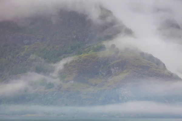 Noorse Schilderachtige Bergen Landschap Fjord Zomer Wazige Regenachtige Dag Wandelgebied — Stockfoto