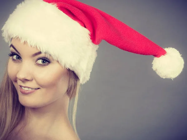 クリスマス 季節の服 冬のクリスマスの概念 幸せな女性を身に着けているサンタクロースヘルパー帽子 — ストック写真