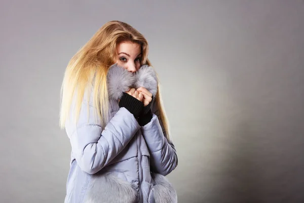 Sezonowa Moda Ubrania Koncepcja Odzieży Szczęśliwa Blondynka Nosi Jasny Zimowy — Zdjęcie stockowe