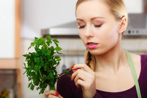 Mulher Cozinha Segurando Folhas Salsa Aromáticas Frescas Verdes Jovem Dona — Fotografia de Stock