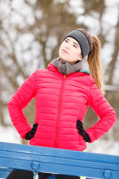 Mujer Vestida Con Ropa Deportiva Caliente Preparándose Antes Hacer Ejercicio — Foto de Stock