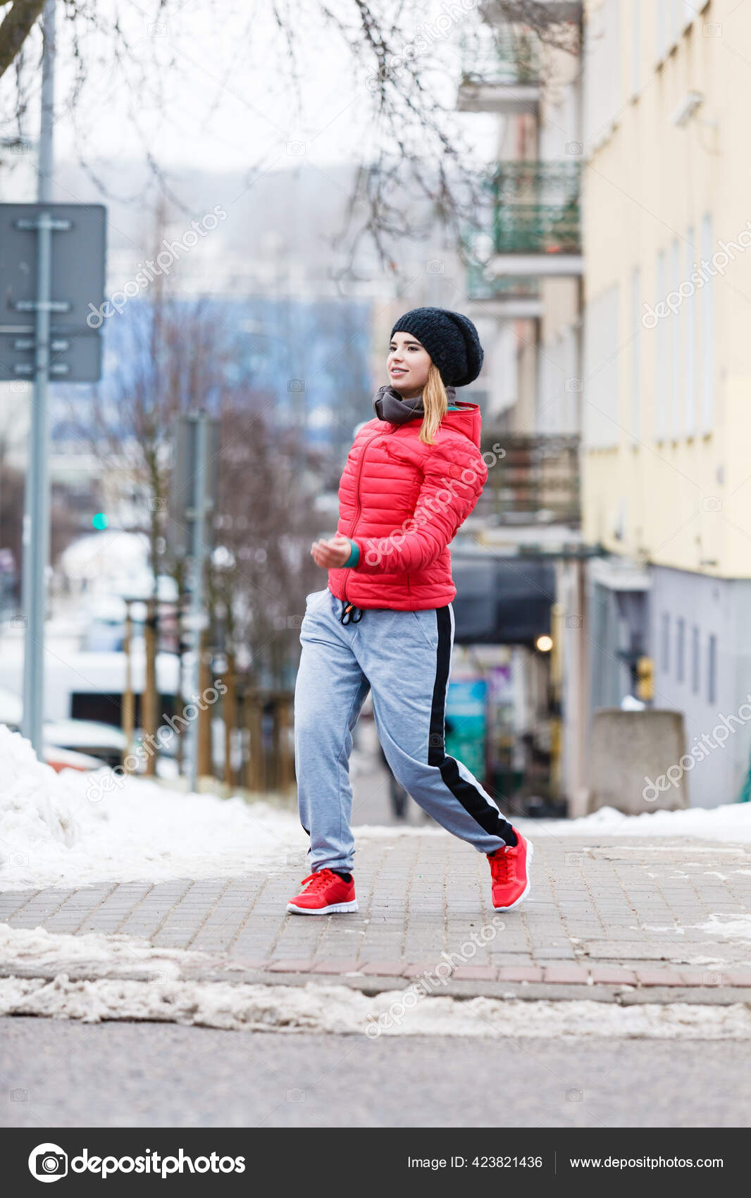 Outdoor Sport Exercises Sporty Outfit Ideas Woman Wearing Warm Sportswear  Stock Photo by ©Voyagerix 423821436