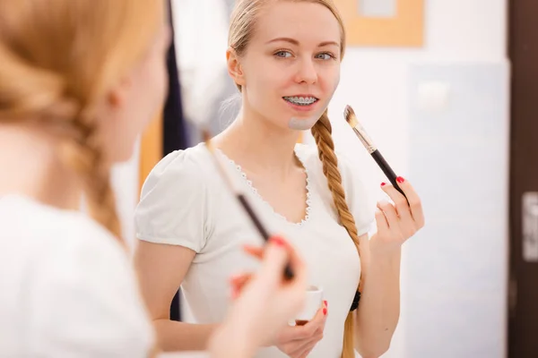 Hudvård Blond Kvinna Badrummet Tittar Spegeln Som Appliceras Med Borste — Stockfoto