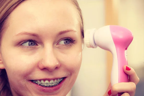 Concepto Herramientas Faciales Limpieza Profunda Mujer Usando Máquina Cepillo Limpieza — Foto de Stock