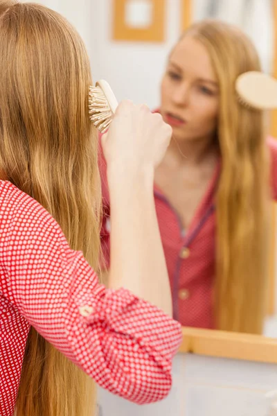 Mulher Jovem Pentear Escovando Seu Longo Cabelo Liso Loiro Banheiro — Fotografia de Stock