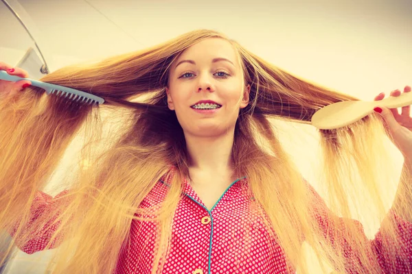 Kvinna Bär Pyjamas Badrummet Kul Samtidigt Borsta Hennes Långa Blonda — Stockfoto