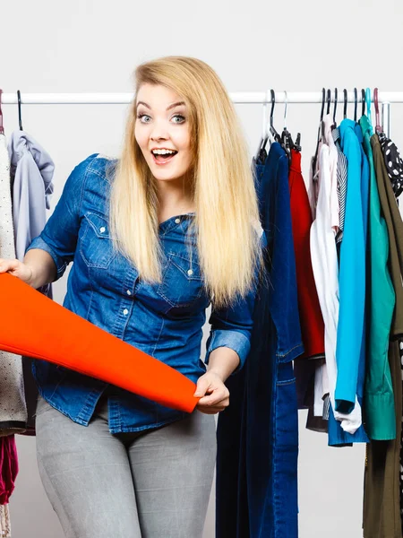 Счастливая Молодая Женщина Время Покупок Выбирает Одежду Идеального Модного Наряда — стоковое фото