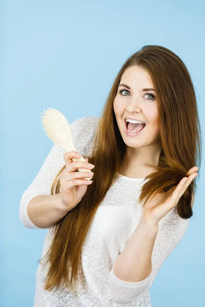 Cura Dei Capelli Concetto Acconciatura Del Mattino Donna Felice Spazzolando — Foto Stock