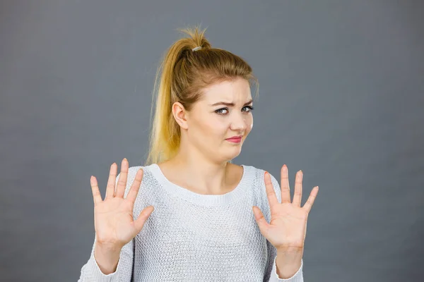 Donna Che Espressione Faccia Disgusto Vedere Cosa Spiacevole Negare Qualcosa — Foto Stock