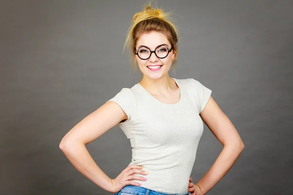 Vrolijk Blond Tienermeisje Met Een Nerdy Bril Wit Shirt Tiener — Stockfoto