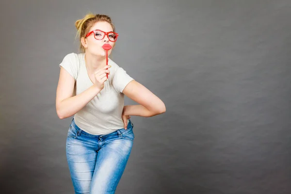 Lycklig Kvinna Som Håller Falska Läppar Pinne Och Har Kul — Stockfoto