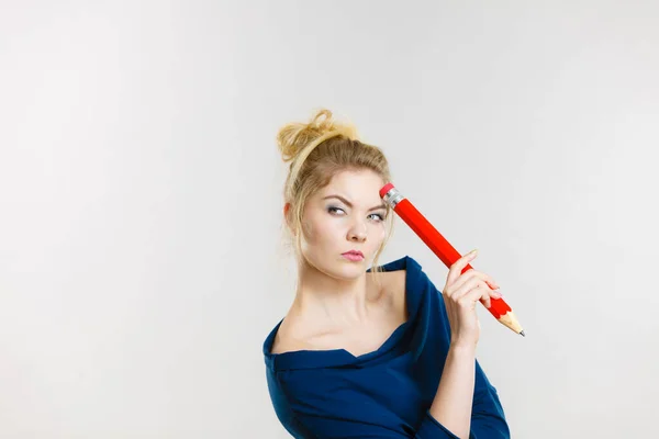 Studentisch Aussehende Frau Mit Nerd Brille Hält Großen Überdimensionalen Bleistift — Stockfoto