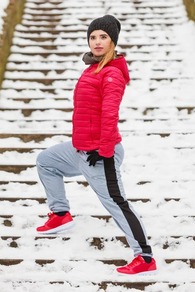 户外运动 运动服创意 冬季外出运动时穿着保暖运动服的妇女 — 图库照片