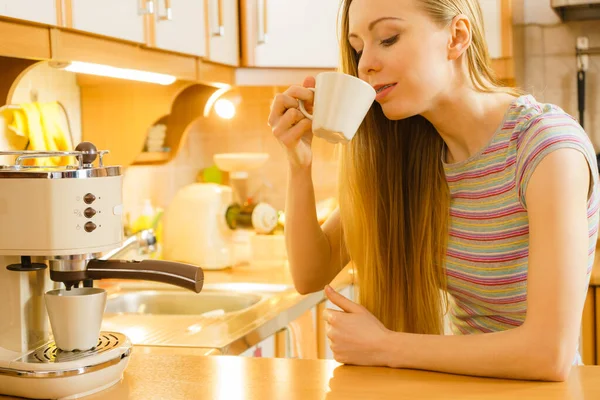 Frau Der Küche Kocht Heißgetränk Kaffee Aus Maschine Barista Hause — Stockfoto