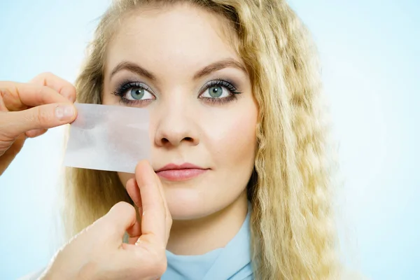 Professional Artist Fixing Fashion Model Make Using Oil Blotting Tissues — Stock Photo, Image