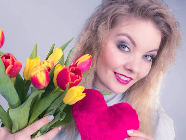 Internationale Vrouwen Valentijnsdag Aantrekkelijke Dankbare Vrouw Blond Haar Met Tulpen — Stockfoto