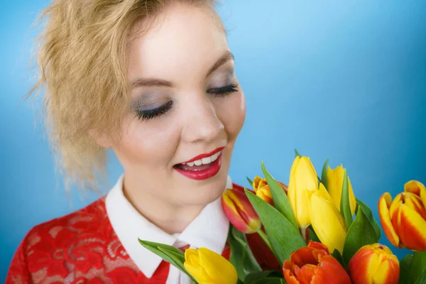 チューリップの花の贈り物の花束を保持女性 女性の日 8行進現在 — ストック写真