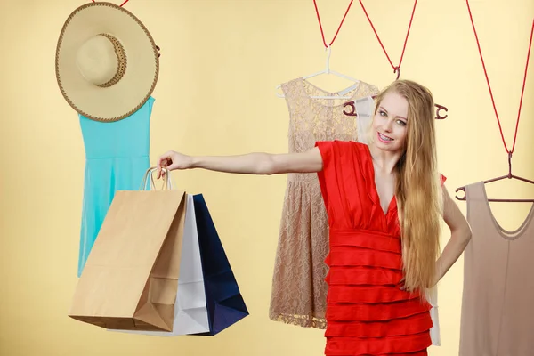 Mujer Tienda Recogiendo Ropa Verano Haciendo Equipo Perfecto Eligiendo Ropa —  Fotos de Stock