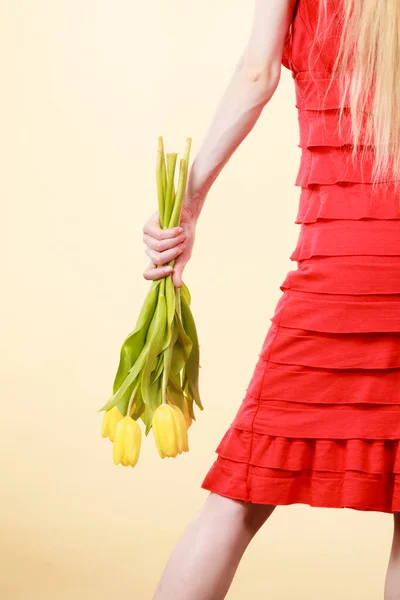 Shot Της Γυναίκας Χέρι Κρατώντας Ρομαντική Κίτρινη Τουλίπα Μπουκέτο Γυναικείο — Φωτογραφία Αρχείου
