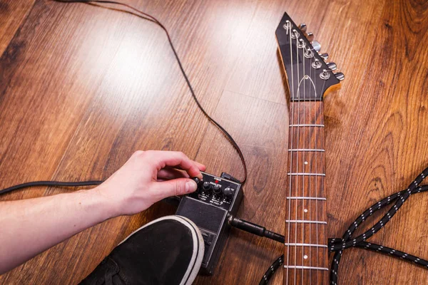 Férfi Hangszer Felállítása Gitár Audio Taposódoboz Effektusok Kábelek Zenei Stúdióban — Stock Fotó