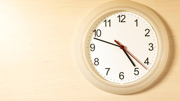 Ρολόι Κρέμεται Στον Τοίχο Χτυπάει Δείχνει Πέντε Ώρες — Φωτογραφία Αρχείου