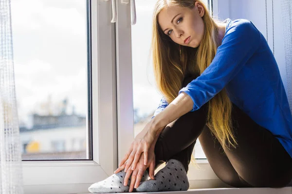 Mensen Eenzaamheid Concept Alleen Trieste Jonge Vrouw Lang Haar Tiener — Stockfoto