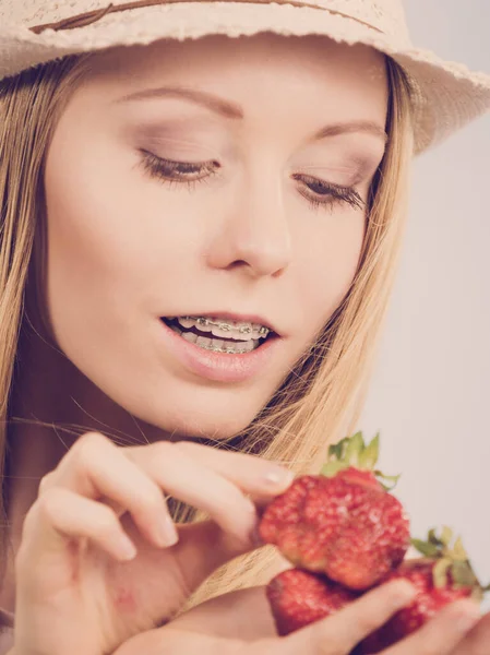 Młoda Pozytywna Kobieta Trzymająca Dłoniach Świeże Owoce Truskawek Szarości Zdrowy — Zdjęcie stockowe