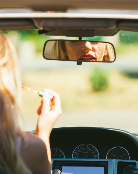 Concepto Conducción Automática Peligro Joven Conductora Pintándose Los Labios Aplicando — Foto de Stock