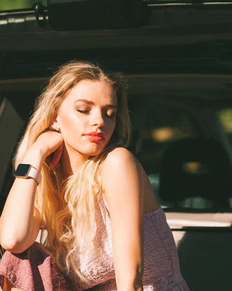 Mulher Desfrutar Luz Solar Loira Olhos Femininos Fechado Relaxante Dia — Fotografia de Stock